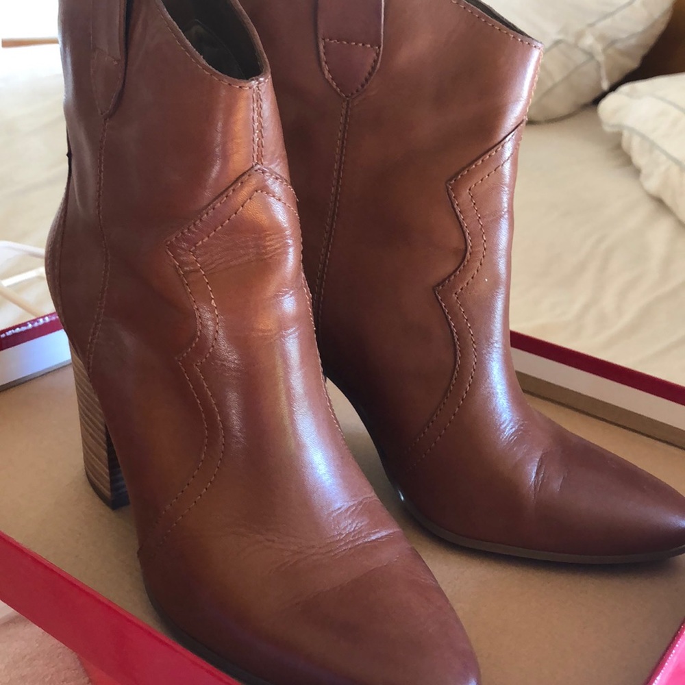 Booties with heal leather